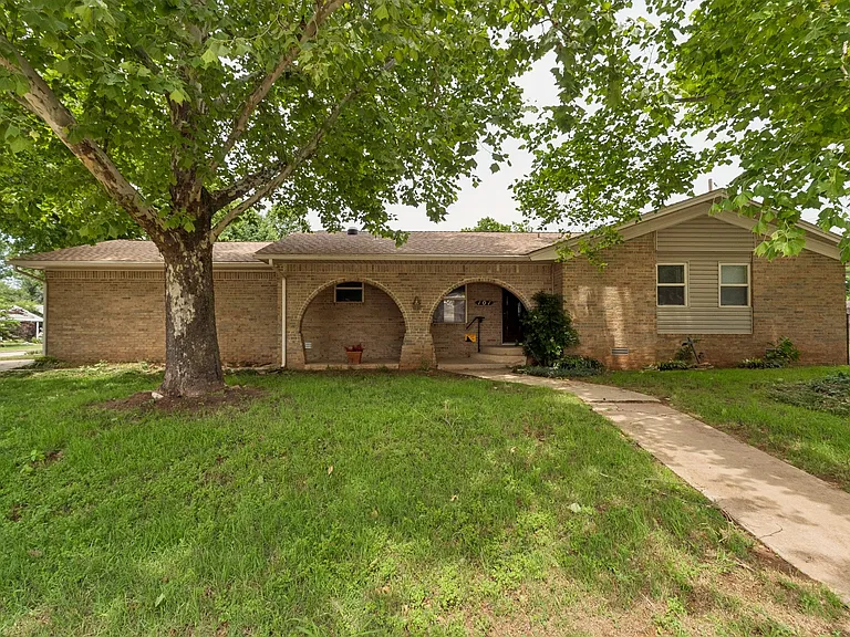101 Oakside Dr — Photo 1