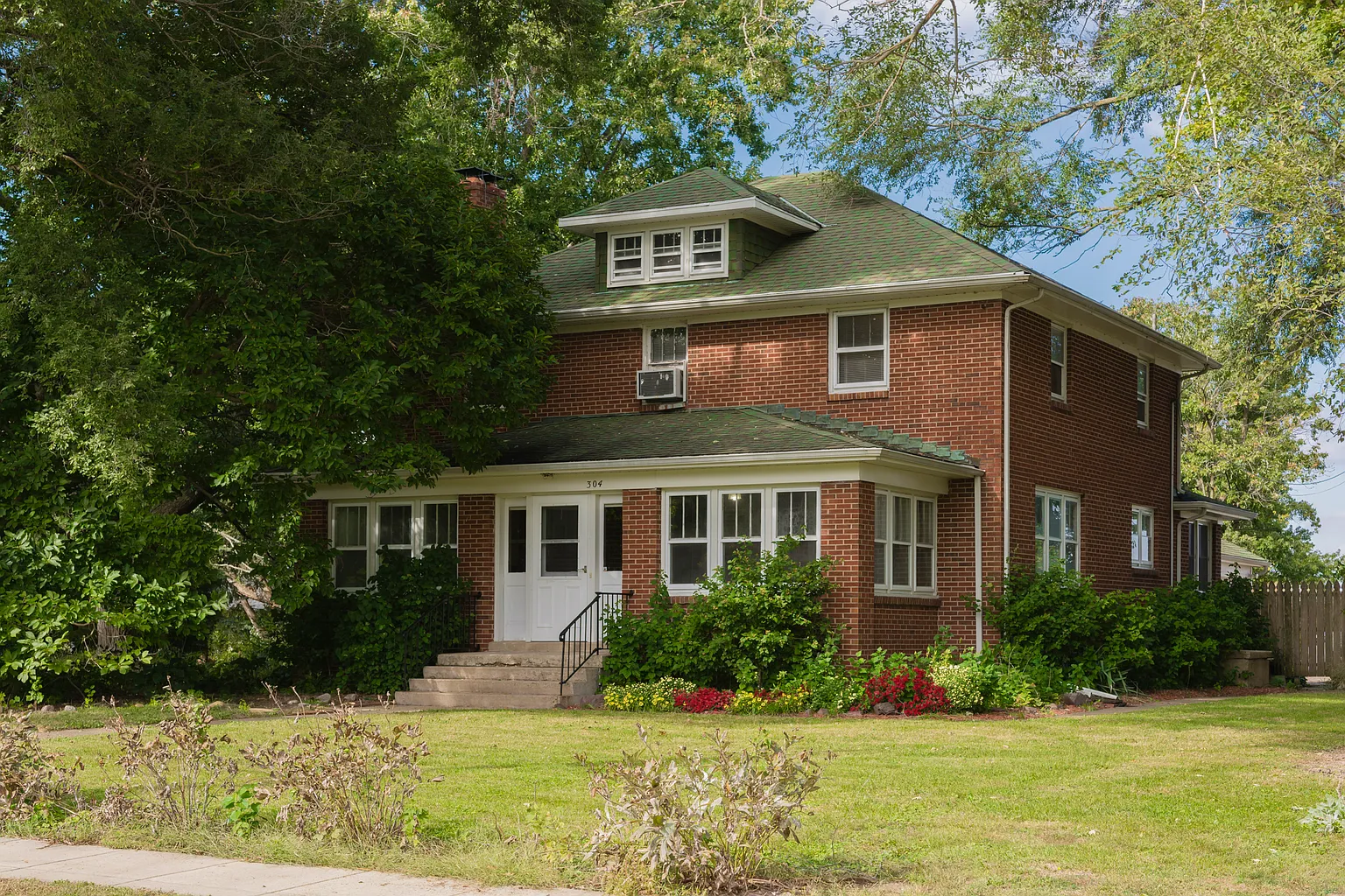 304 E Adams St photo 1