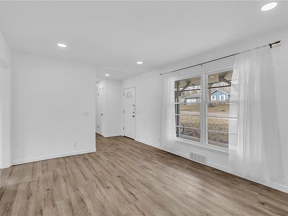 2nd image of 209 E 110th St