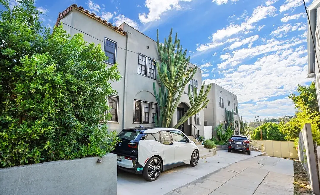 2 bed, 1000 sqft, $4,400 — Photo 1