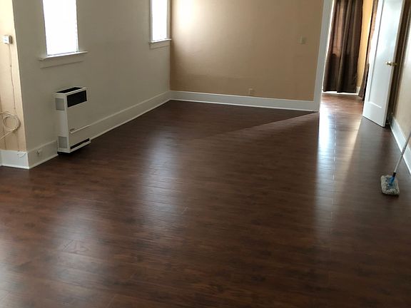 2nd image of 837 1/2 W 40th Pl #837-1/2