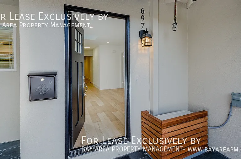 697 Iris Ave #B — Photo 2