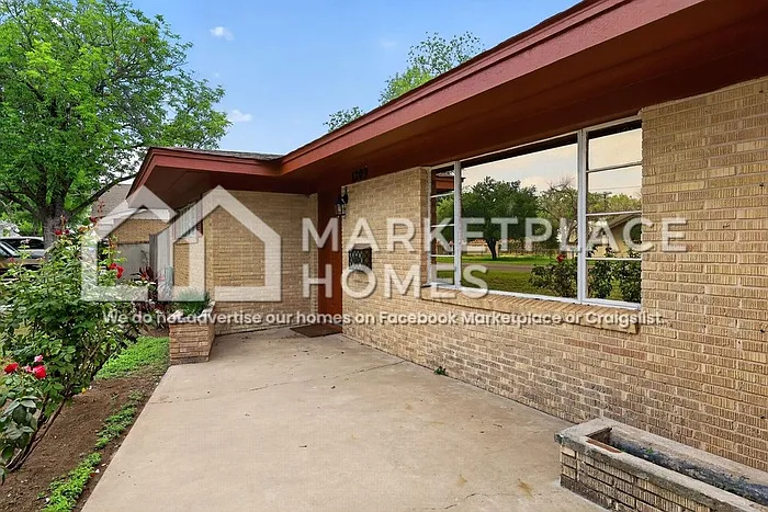 1209 Harvey St — Photo 4