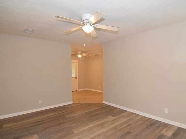 1921 Dianne Dr — Photo 3