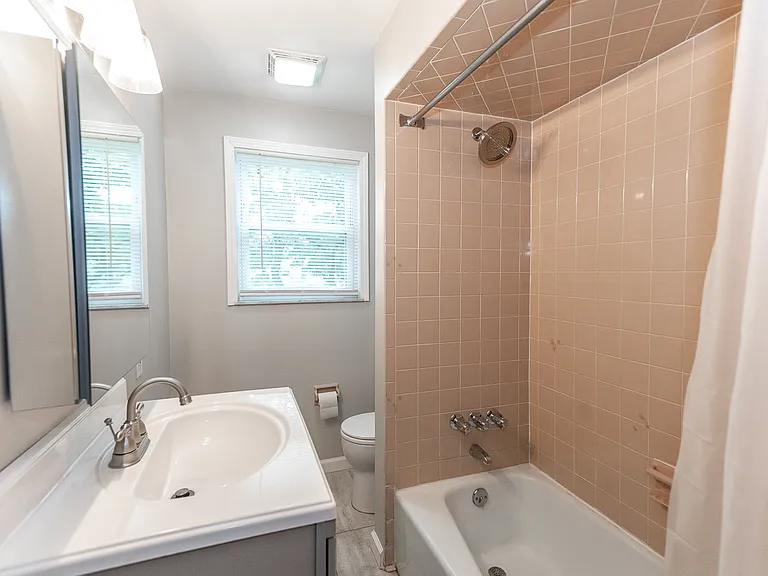 437 Elizabeth St — Photo 13