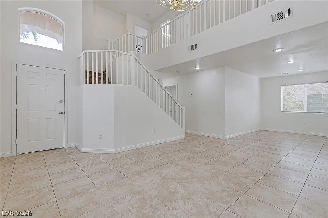 5 bed, 3.0 bath, 2447 sqft, $2,566 — Photo 4