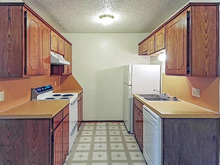 Fox Valley Apartments — Photo 7