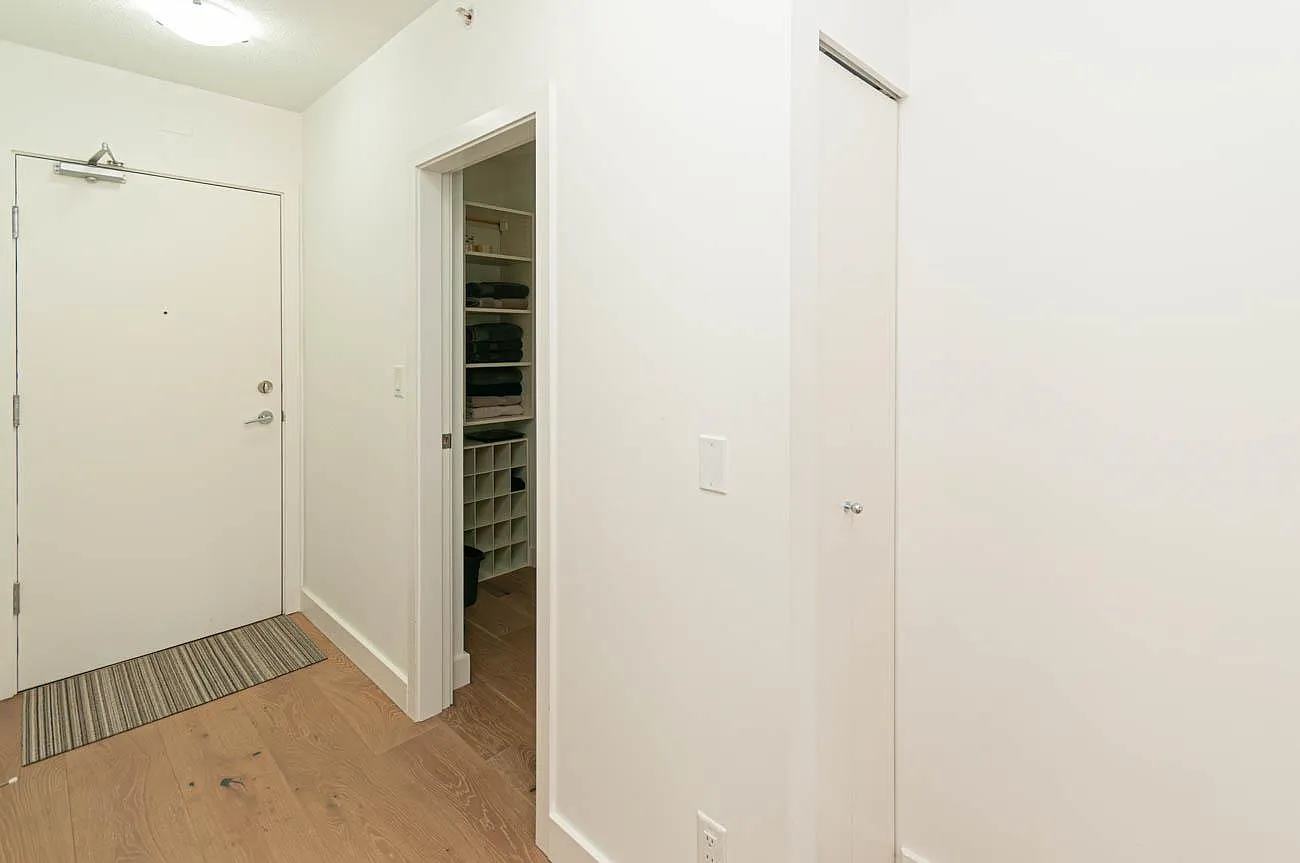 2 bed, 814 sqft, $3,950 — Photo 2