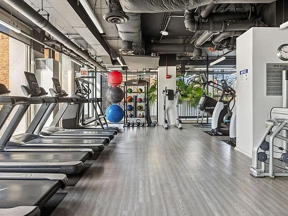 3rd image of 2020 N Lincoln Park W APT 4A
