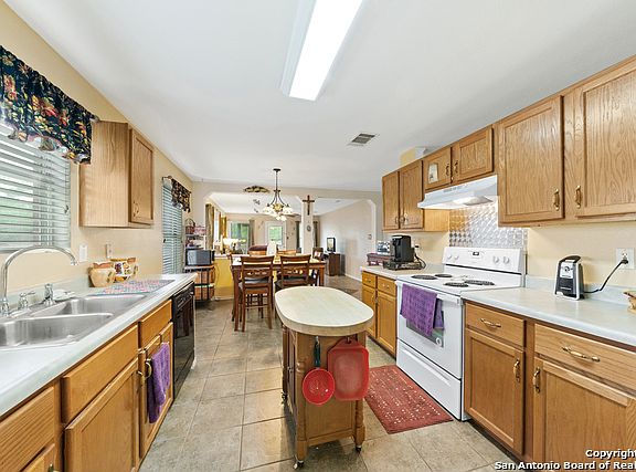3rd image of 1035 Creek Knl