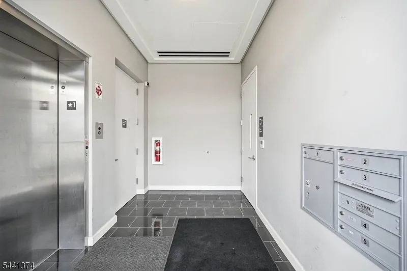 2 bed, 1.0 bath, $3,600 — Photo 3