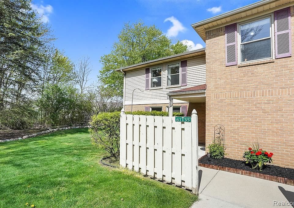 1st image of 61135 Greenwood Dr