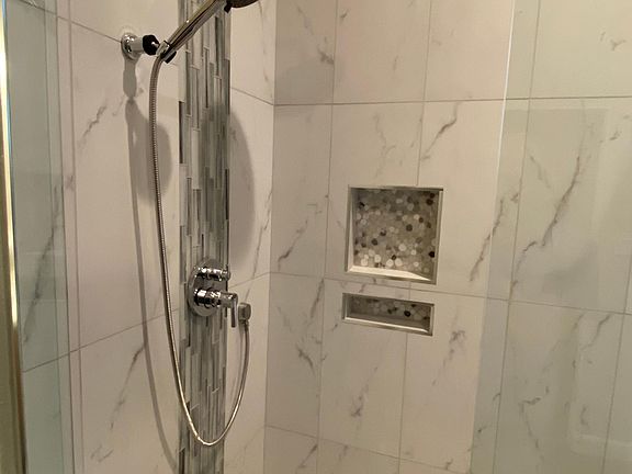 Master shower, close up