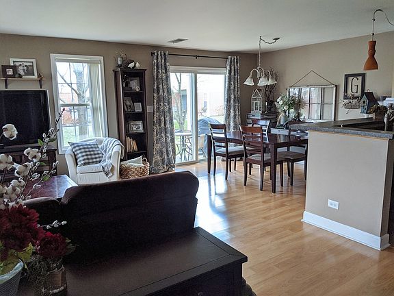 5th image of 295 Ashbury Ln W