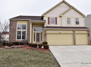 577 Hamilton Ln, North Aurora, IL 60542
