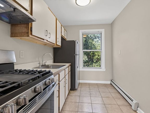 4th image of 939C E Front St #104