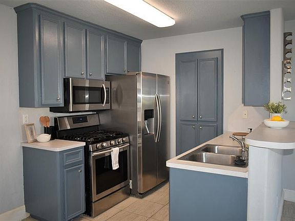 5th image of 1010 Garden Walk Dr