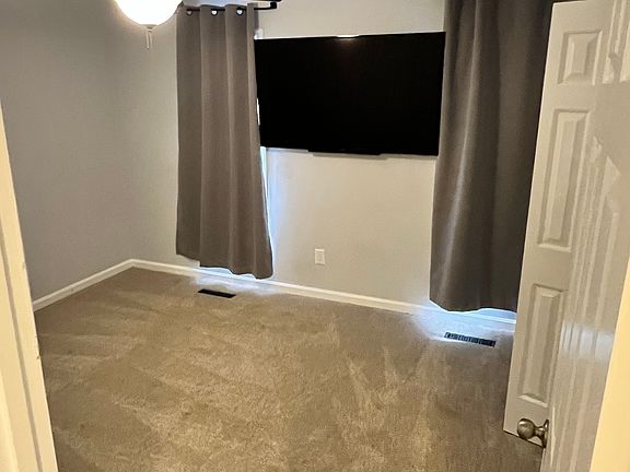 3rd image of 940 Linden Rd Unit 20