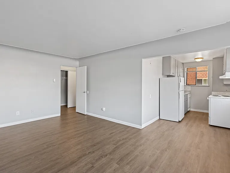 Admiral Apartments — Photo 20