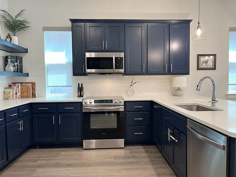 2823 Stanley Ave — Photo 2