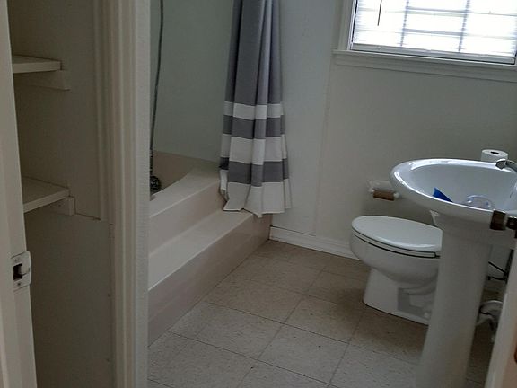 5th image of 1105 Woodlawn Dr
