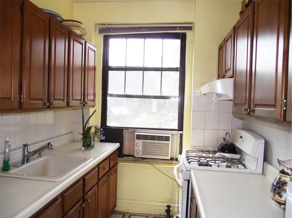 109-14 Ascan Avenue image 1 of 6