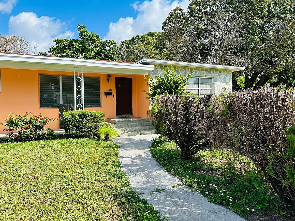 Entry House - 5705 SW 39th St