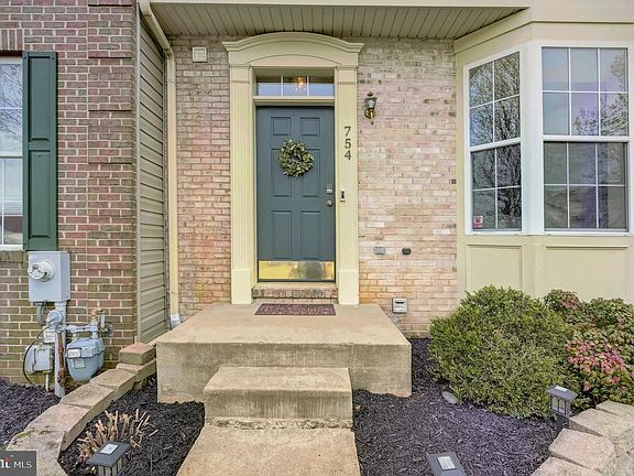 5th image of 754 Hickory Limb Cir W