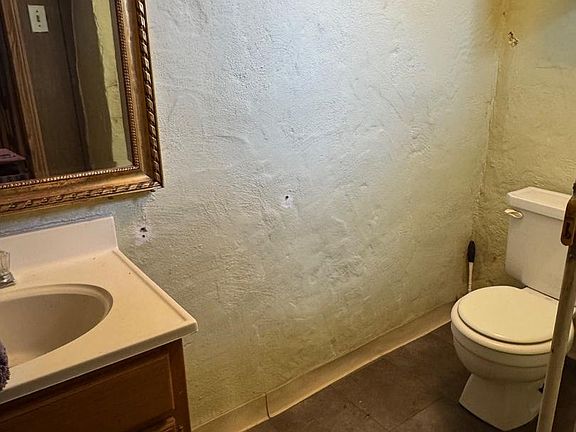 2nd image of 2813 Unruh Ave
