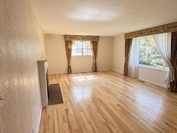 5th image of 2708 N Redway Rd
