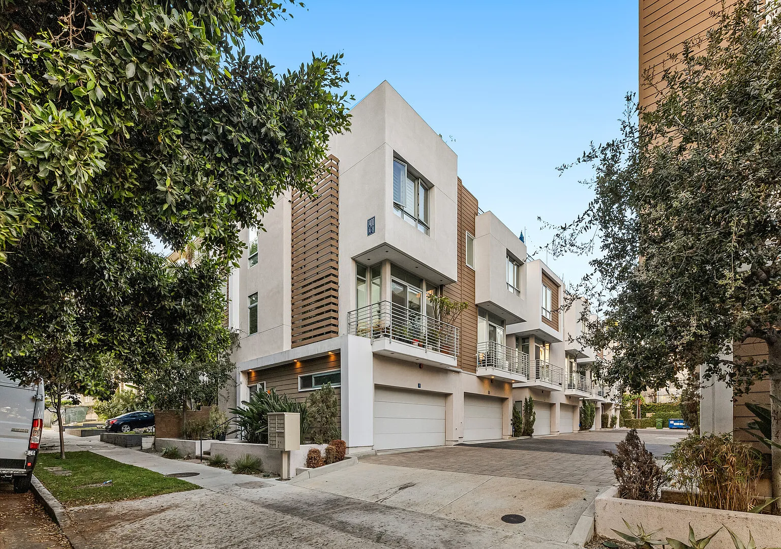 Stylish West Hollywood Retreat — Photo 2