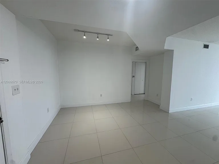 18800 NE 29th Ave #1005 — Photo 3