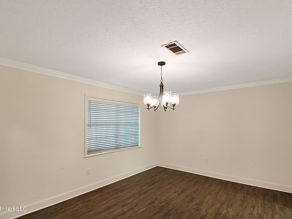 3rd image of 276 Belaire Dr