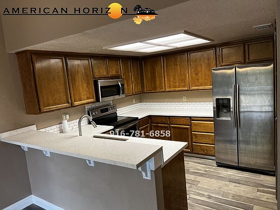 2nd image of 221 Live Oak Cir