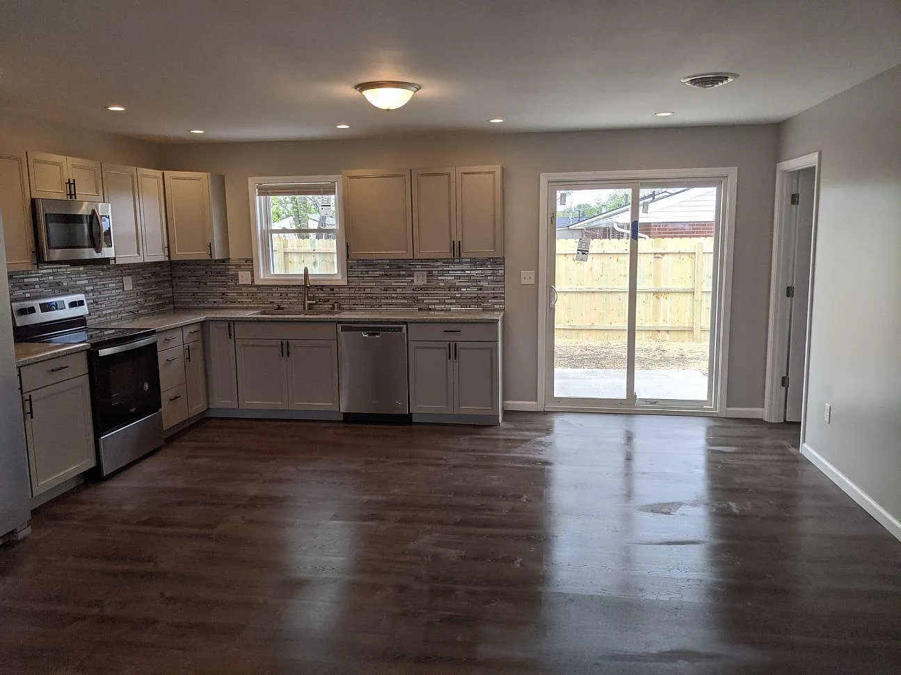 300 Crosswell Ave — Photo 4