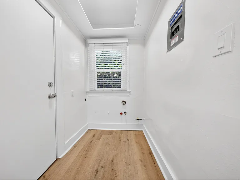 5225 De Longpre Ave — Photo 21