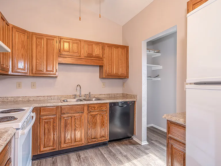 2911 Forest Creek Dr — Photo 16