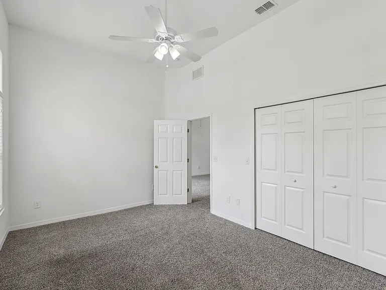 Devon Circle Apartments — Photo 34