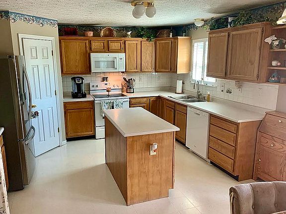 2nd image of 953 Greenwood Ct