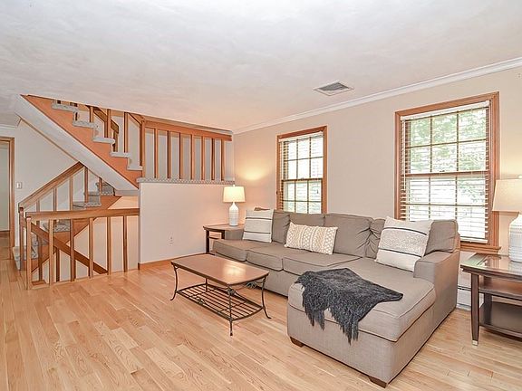 4th image of 31 Chapel Hill Ln