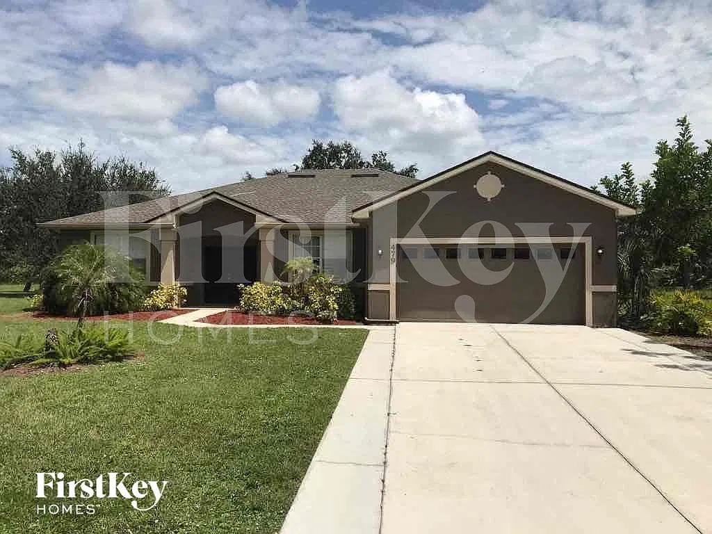 3 bed, 2.0 bath, 2208 sqft, $2,030 — Photo 1
