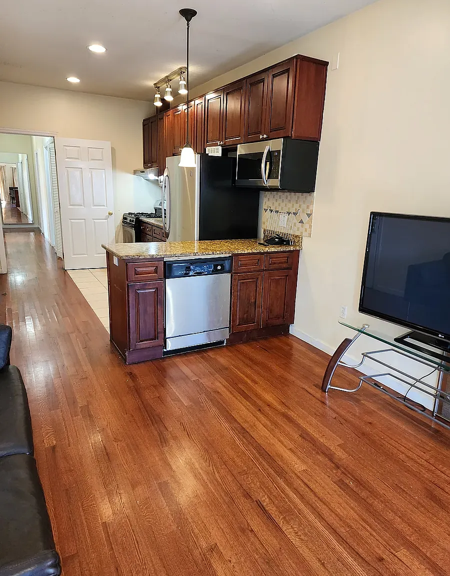 3 bed, 1200 sqft, $3,600 — Photo 2