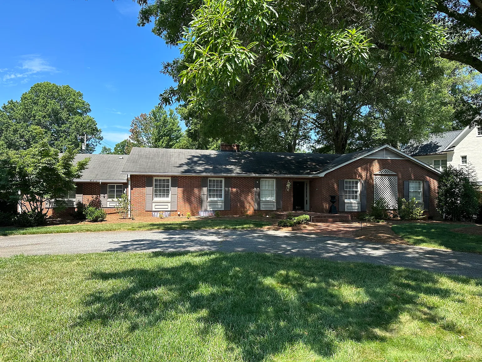 4 bed, 2800 sqft, $2,700 — Photo 1