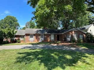 900 Roslyn Rd, Winston Salem, NC 27104