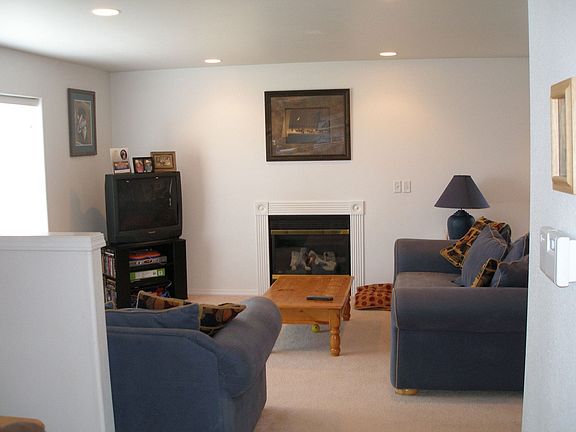 Open family room w/ fireplace