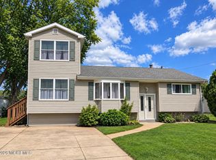 12 Mill Bend Rd, Hamilton, NJ 08690