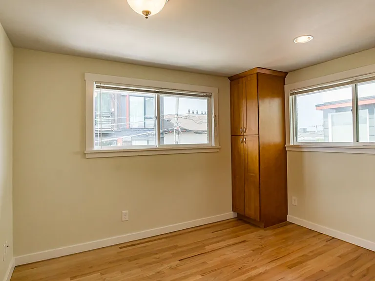 2211 Franklin Ave E — Photo 17