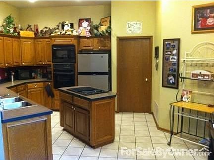 Island Kitchen
						:
						Open floor plan