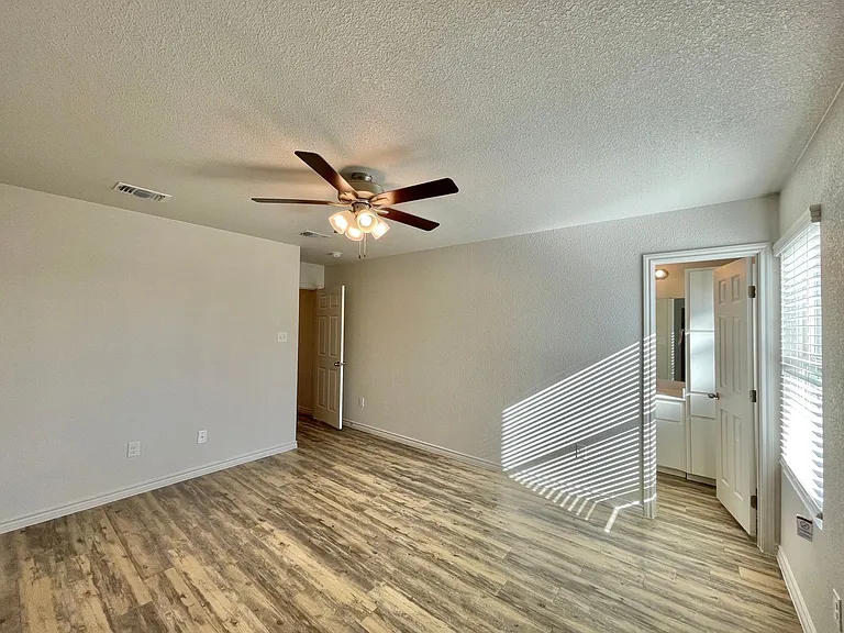 1821 Castroville Trl — Photo 22