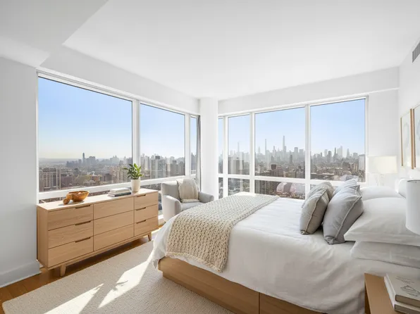 2628 Broadway image 3 of 12